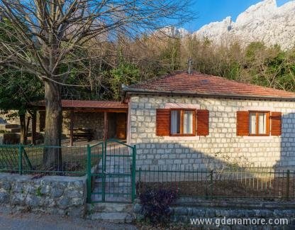 Orahovac-Steinhaus, Privatunterkunft im Ort Orahovac, Montenegro - IMG_0346